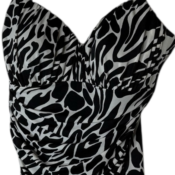 Miraclesuit Black and White Sleeveless Ruched Bodysuit size 14 - Picture 6 of 9